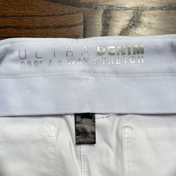 White Ultra Demin Ankle Cropped Jeans with Raw Hem Size XL - Picture 2 of 6